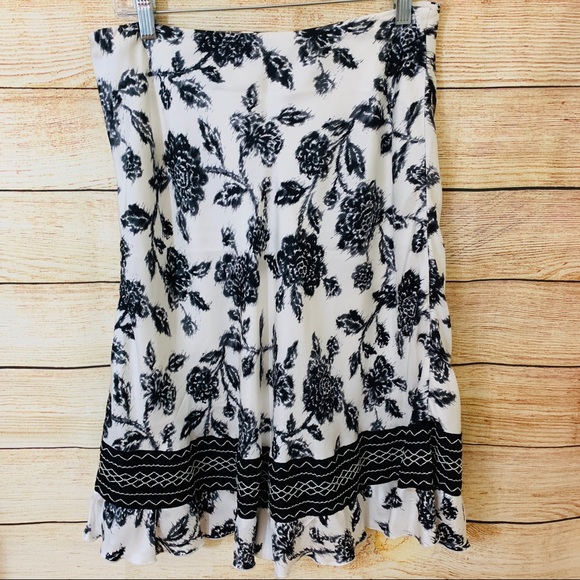 White House Black Market Floral Skirt 8 100% Silk - Picture 4 of 4